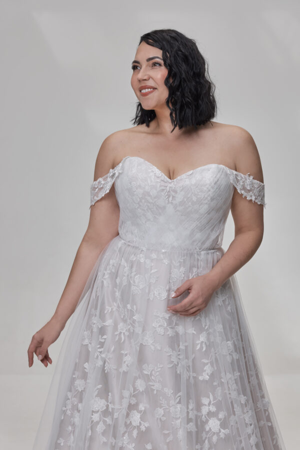 Molly Monroe by Lohrengel Kollektion 2025 Curvy Brautkleid LB527 2 Plus Size Brautkleid Angelex Princess Hochzeitshaus Brautmode Singen