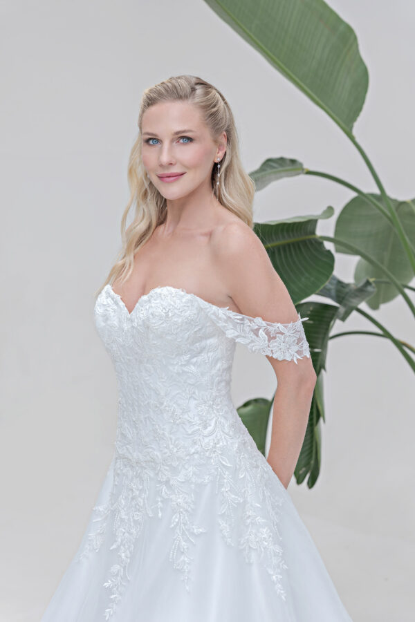 Amera Vera Kollektion 2025 Brautkleid B2533 (2) Angelex Princess Hochzeitshaus Brautmode Singen