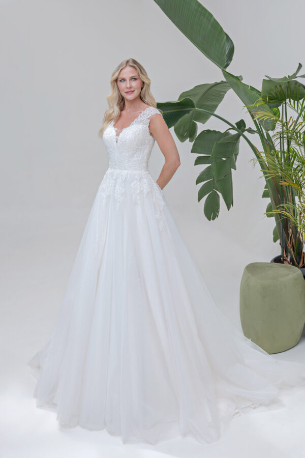 Amera Vera Kollektion 2025 Brautkleid B2543 (1) Angelex Princess Hochzeitshaus Brautmode Singen